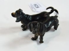 An Austrian cold painted pair of bronze Dachshunds with chain, length 7cms