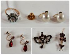 Quantity costume jewellery, including two gold-coloured brooches, ring and a quantity of earrings (1
