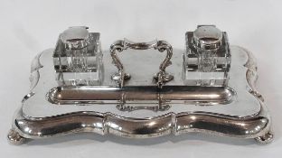 A George V silver inkstand, the par of silver-capped square-cut glass inkwells on a rectangular