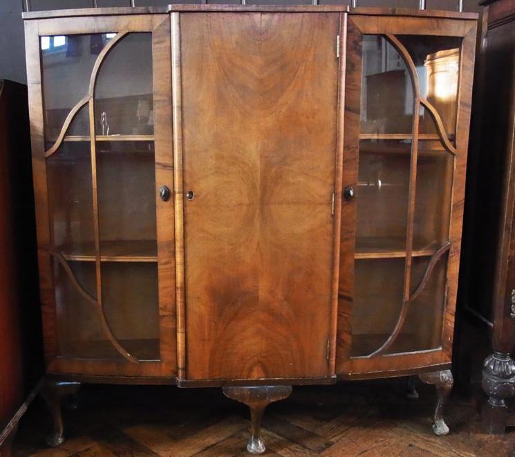 Mid-twentieth century walnut china display cabinet, having pair astragal glazed end doors flanking