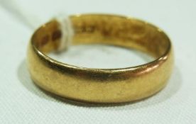 Gentleman's 22ct gold wedding band