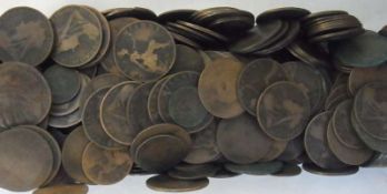 Victoria, a large quantity of bronze pennies, halfpennies and farthings, mostly very worn
