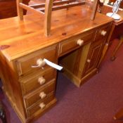 A modern pine kneehole desk fitted nine drawers W 106 cm D 48 cm H 80 cm