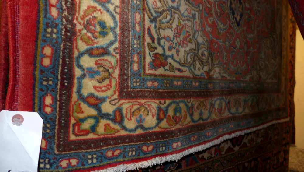 A fine central Persian Sarouk rug 155 cm x 110 cm pendant medallion with repeating floral motifs on