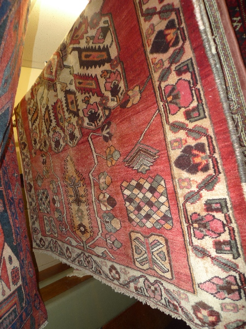 A fine old North West Persian Farahan rug 200 cm x 160 cm with double pendent petal medallion