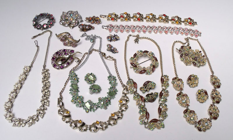 A GOOD COLLECTION OF VINTAGE RHINESTONE & ENAMEL COSTUME JEWELLERY, to include two demi-parures, and