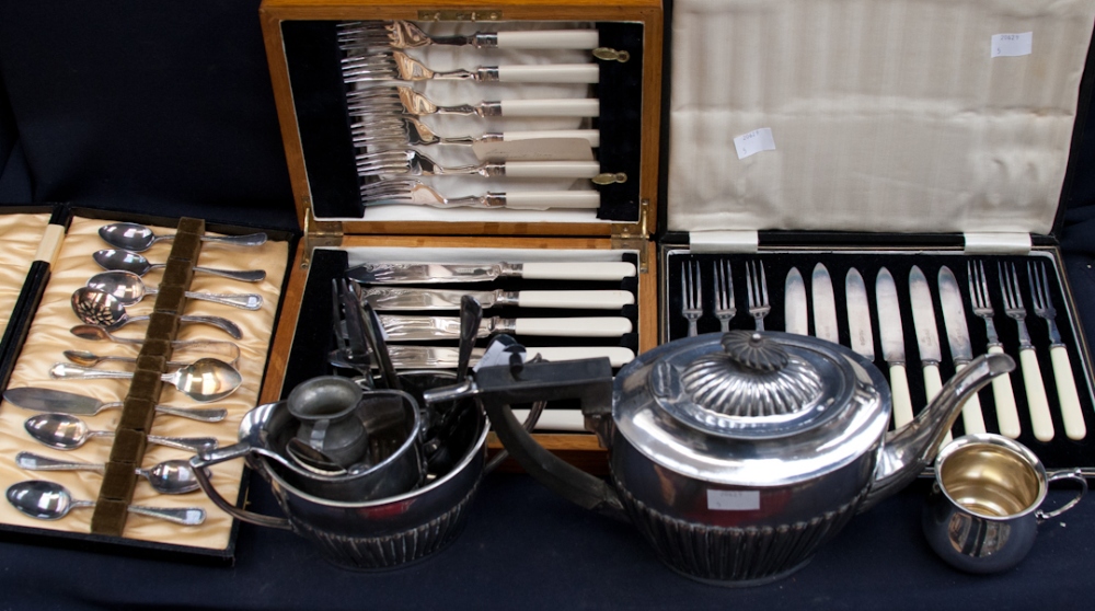 A mixed lot of assorted plated items, including tea service.