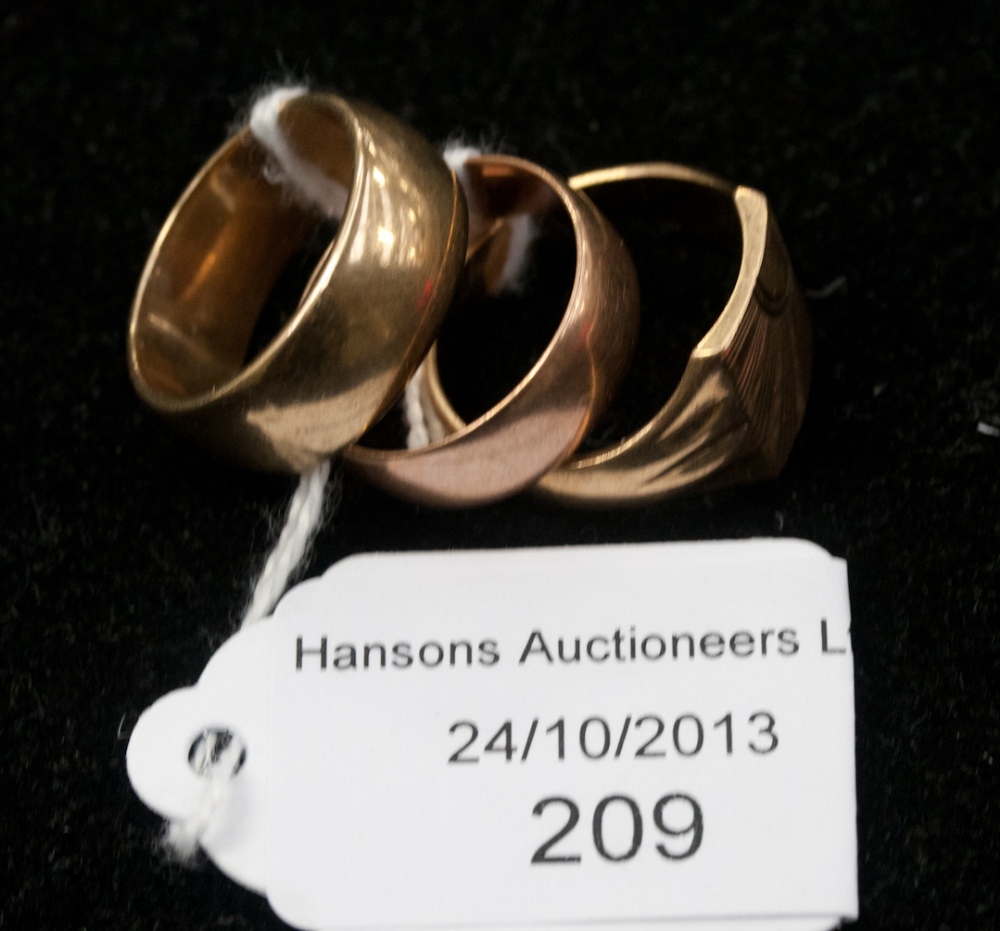 Three 9ct gold rings, 15.6 g approx