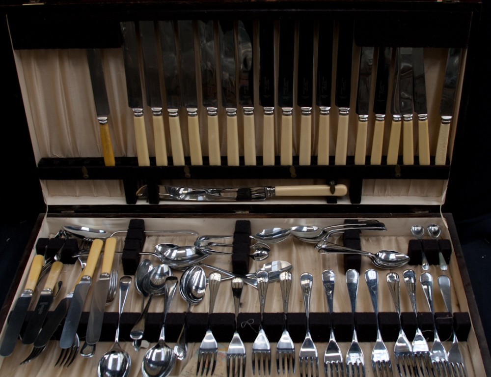 A canteen of cutlery in a wooden box, with a boxed fish set, etc (boxed set and one bag)