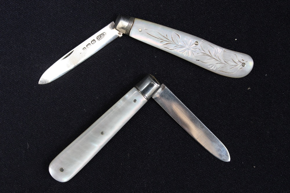 Two Victorian silver and mother of pearl fruit knives (2)