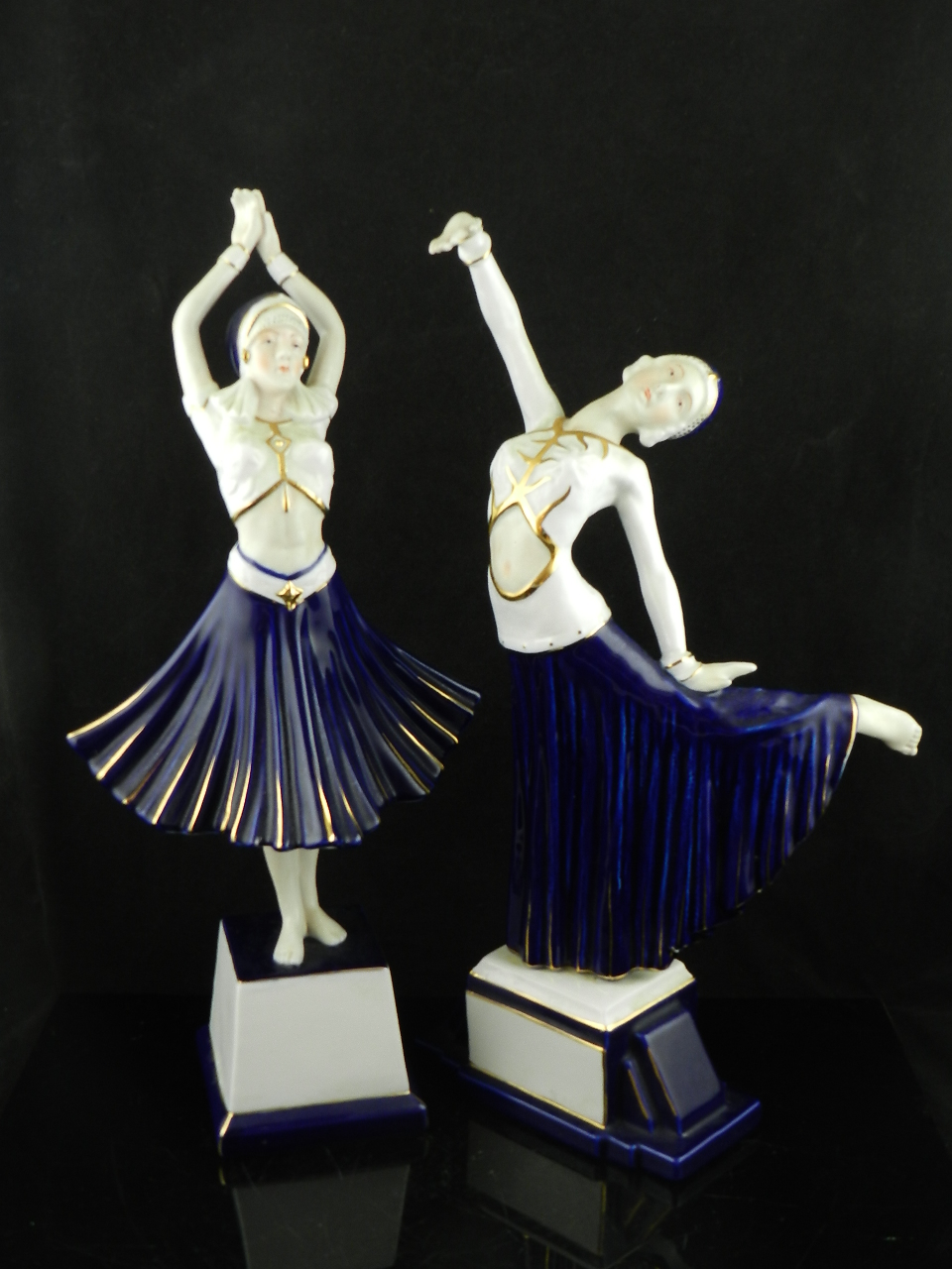 Two Continental porcelain figures of dancers, in the Art Deco style. H. 40 cm.