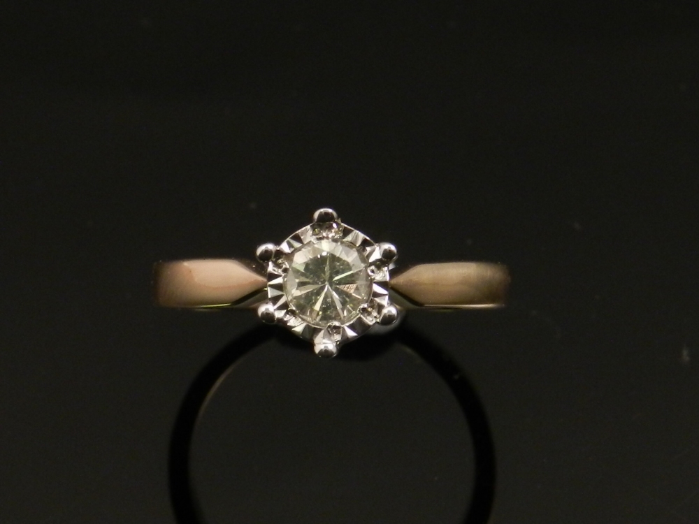 An 18ct yellow gold solitaire diamond ring, with illusion set stone of approx. 0.29cts.