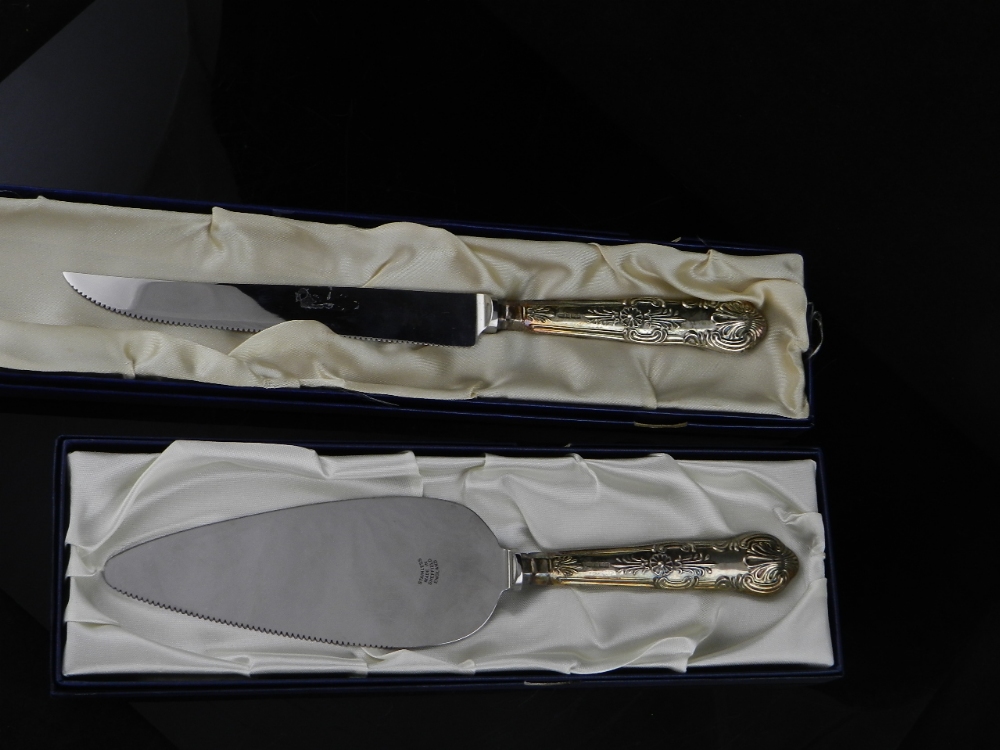 A Kings design sterling silver bread knife, together with a similar cake slice, both boxed.