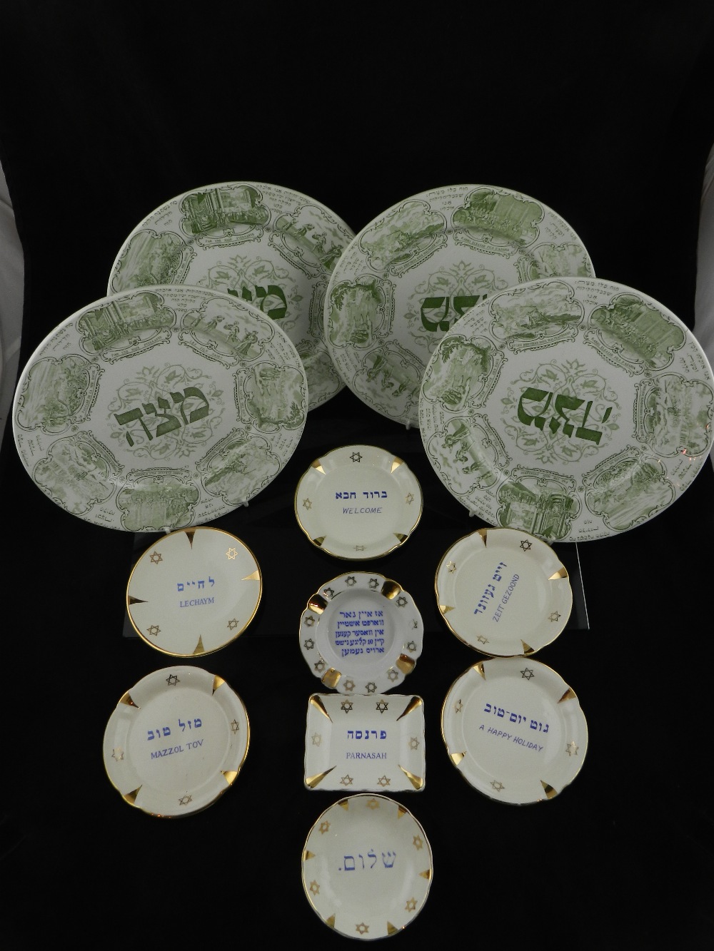 A collection of porcelain of Judaic interest, to include four plates decorated with Hebrew script,