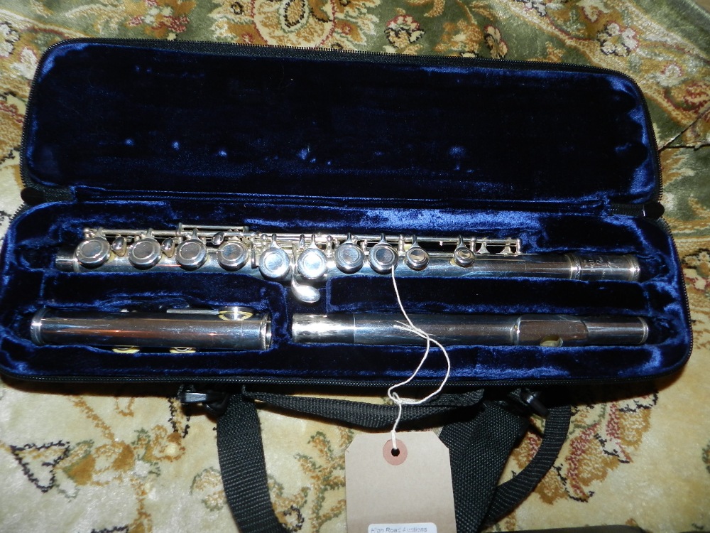 A Trevor James (T.J.IOX.II) flute in fitted carrying case.