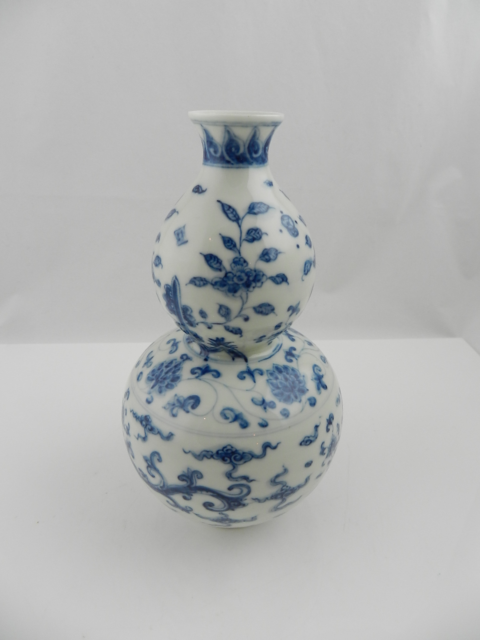 A Chinese blue and white porcelain vase of double gourd form bearing six character marks to the base