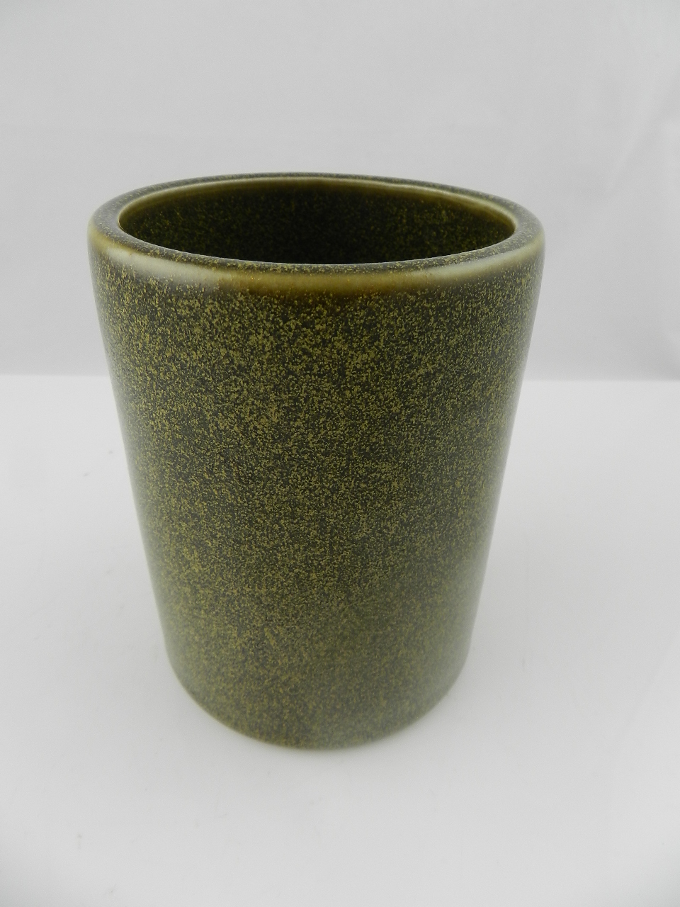 A Chinese tea dust porcelain brush pot.