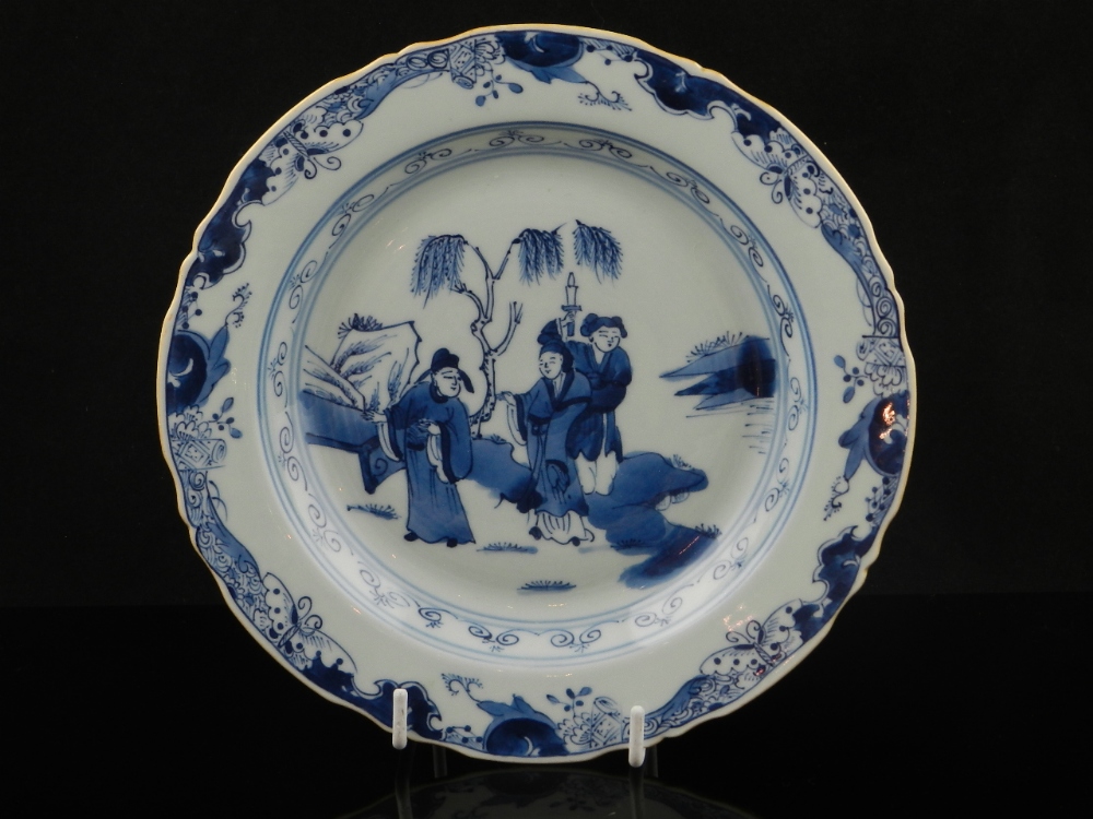 A Chinese blue and white porcelain plate decorated with figural scenes having under glaze mark to