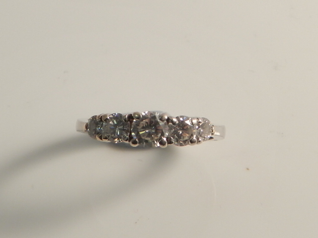 An 18ct white gold ring mounted with five graduated diamonds