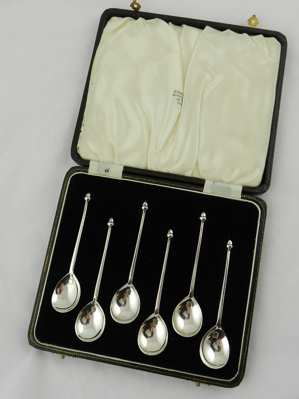 A cased set of six silver coffee spoons with acorn finials hallmarked for London1938