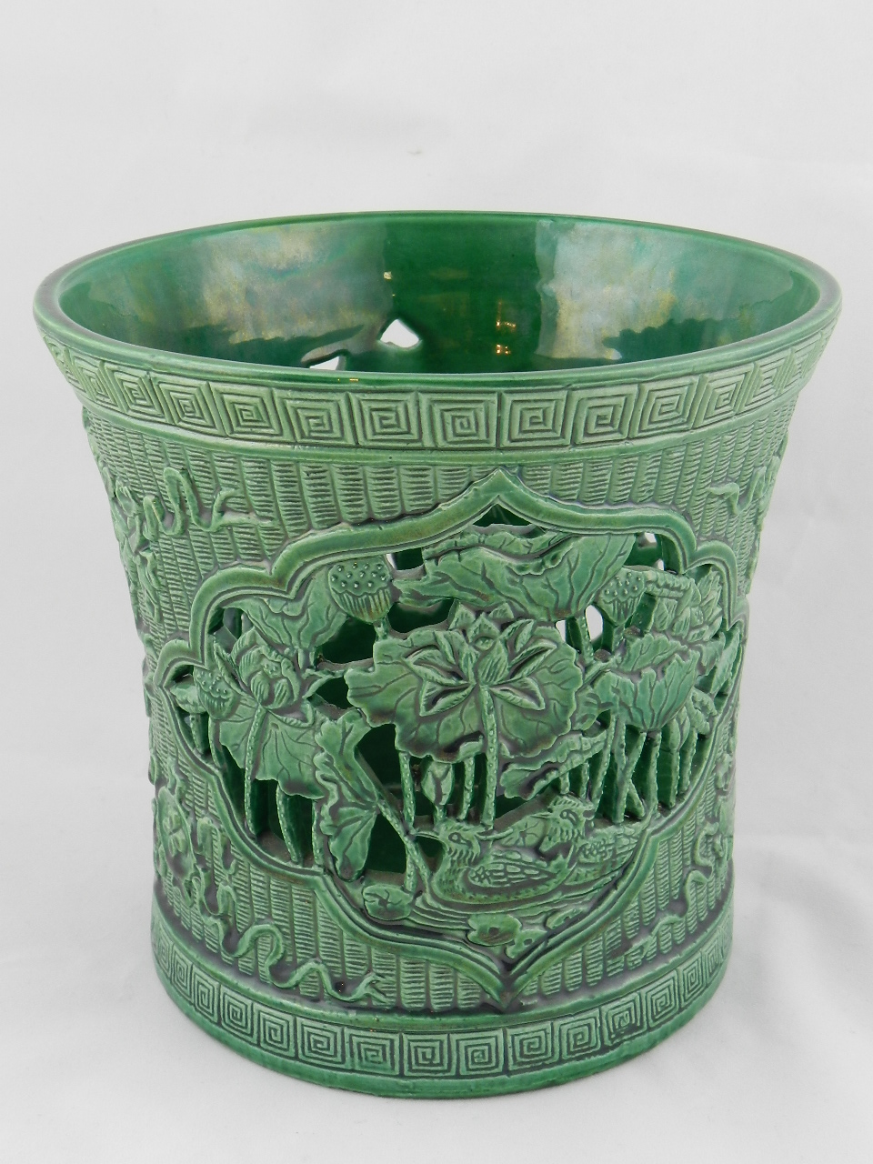 A Chinese green glazed porcelain jardiniere with square character mark at the base, 15.7cm wide 15cm