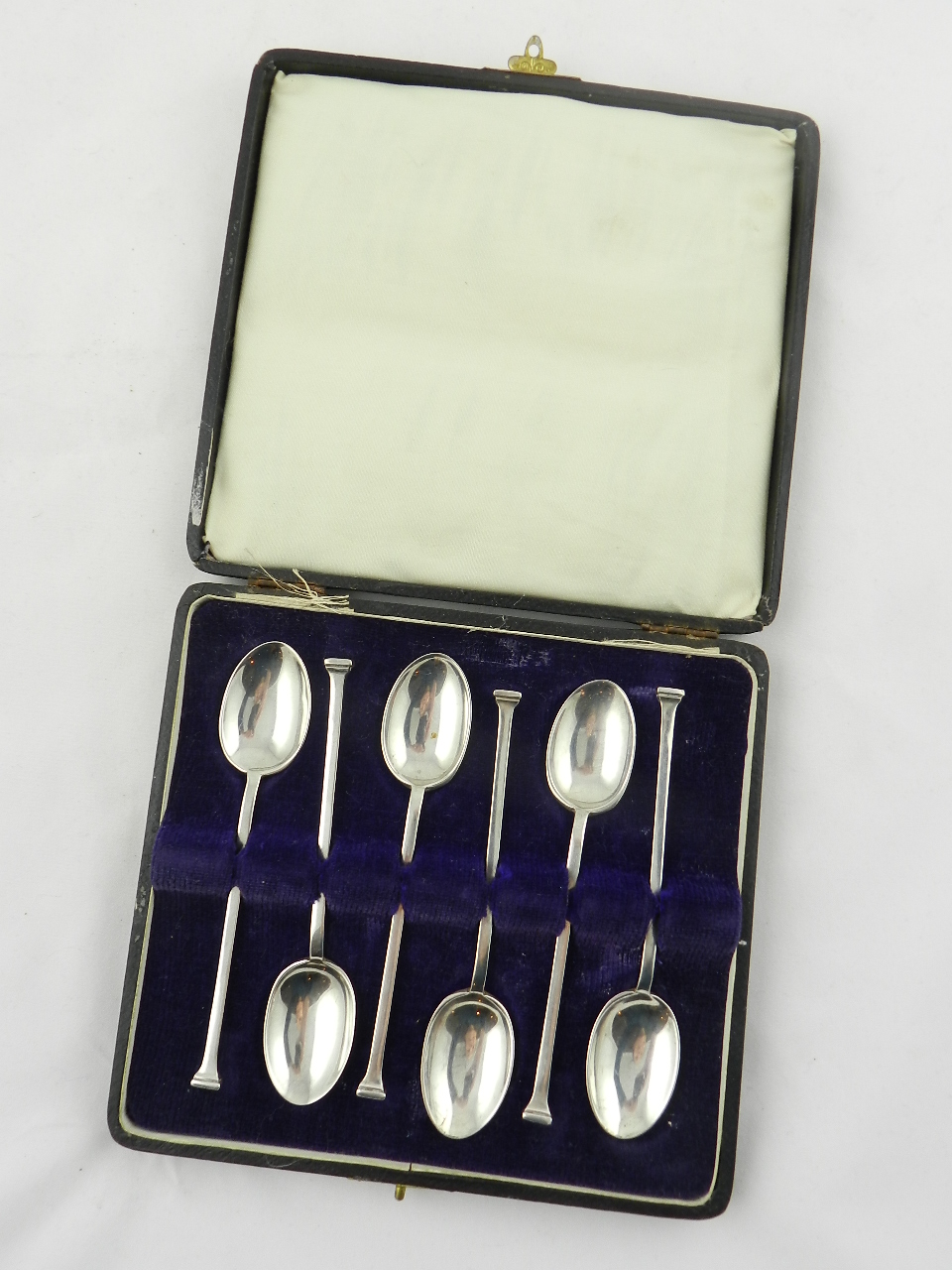 A cased set of six silver slip top coffee spoons. Sheffield 1916.