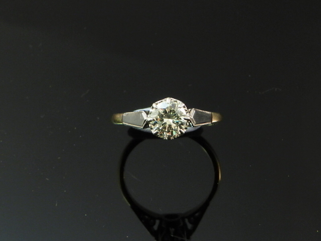 An 18ct gold and diamond ladies solitaire dress ring. Approx 0.7ct