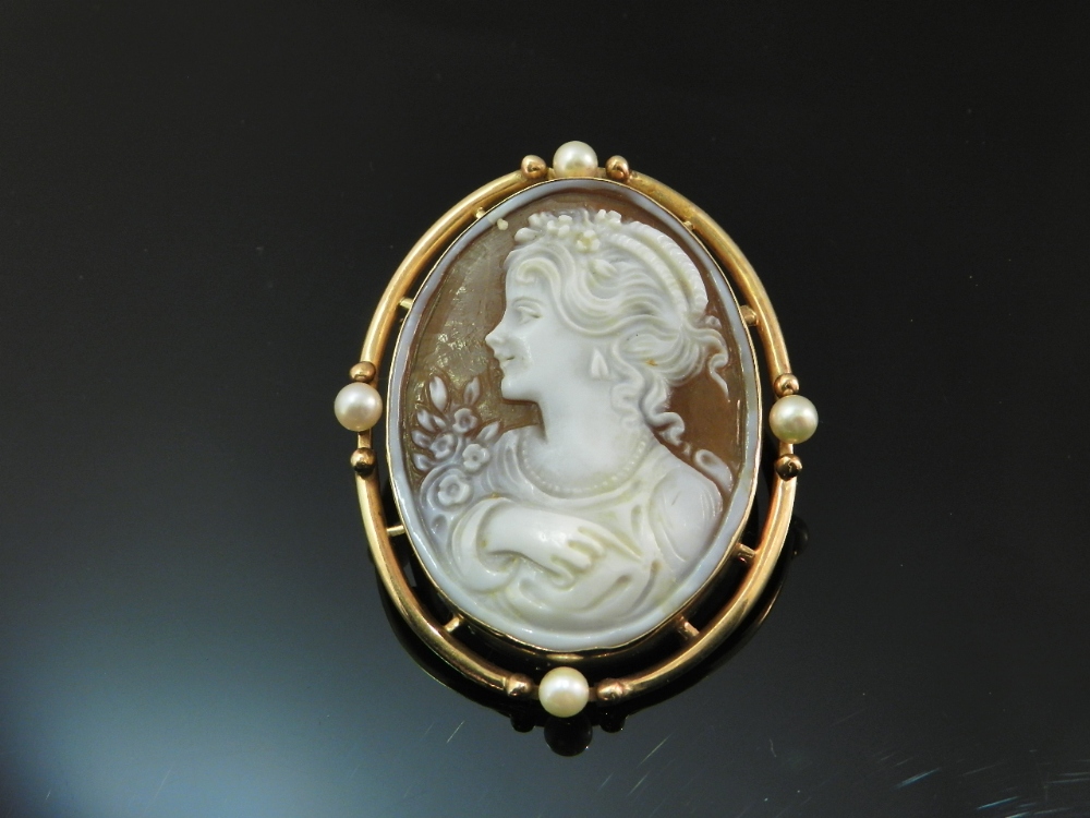 A 9ct gold cameo brooch set with pearls