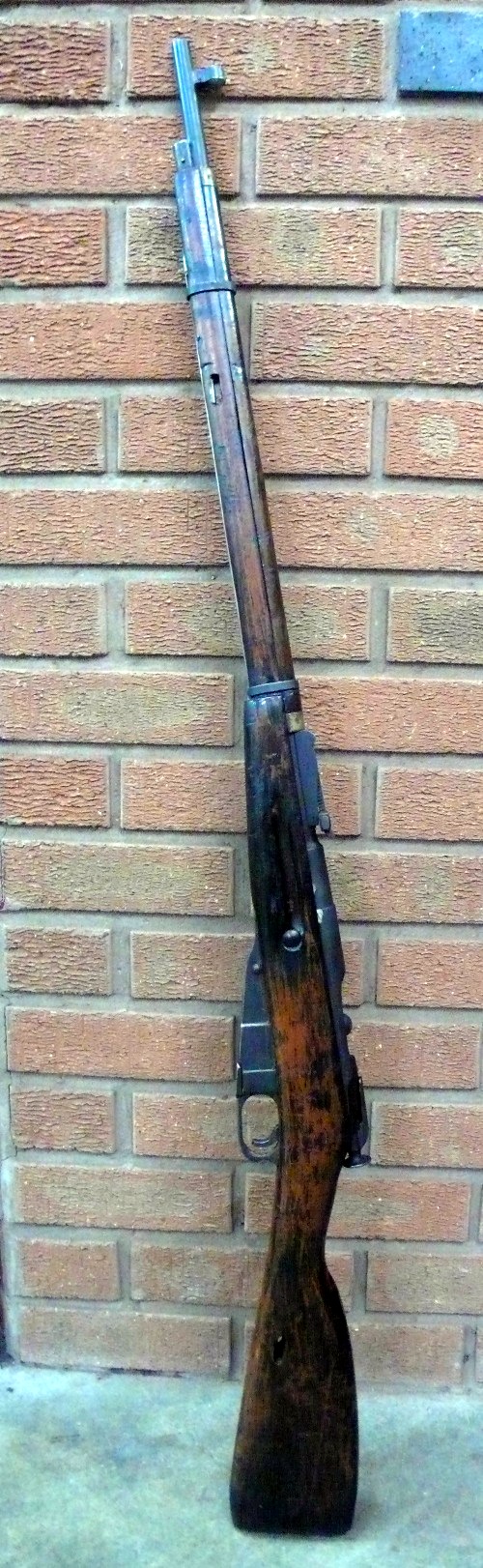 A de-activated Mosin Nagant Russian rifle, numbered MX1688, with de-activation certificate