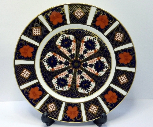 A Royal Crown Derby 1128 pattern plate, diameter 21.5cms