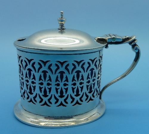 A George V silver mustard pot, Birmingham 1923, with replacement liner