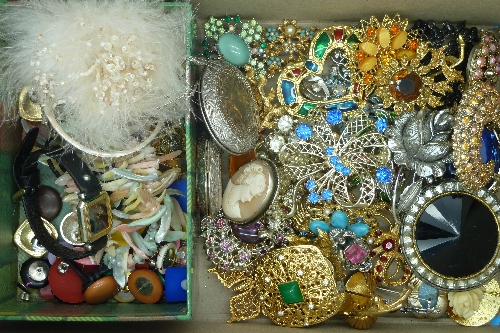 Costume jewellery, including a 9ct gold and silver brooch, etc.
