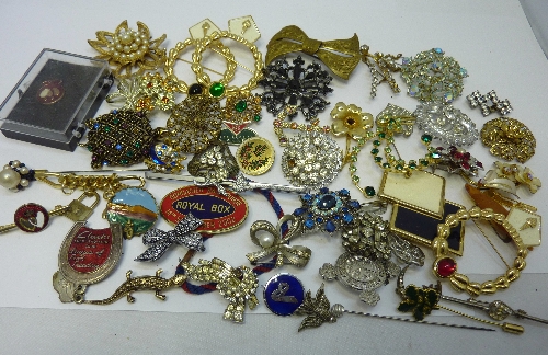 Costume brooches, weight 0.44kg