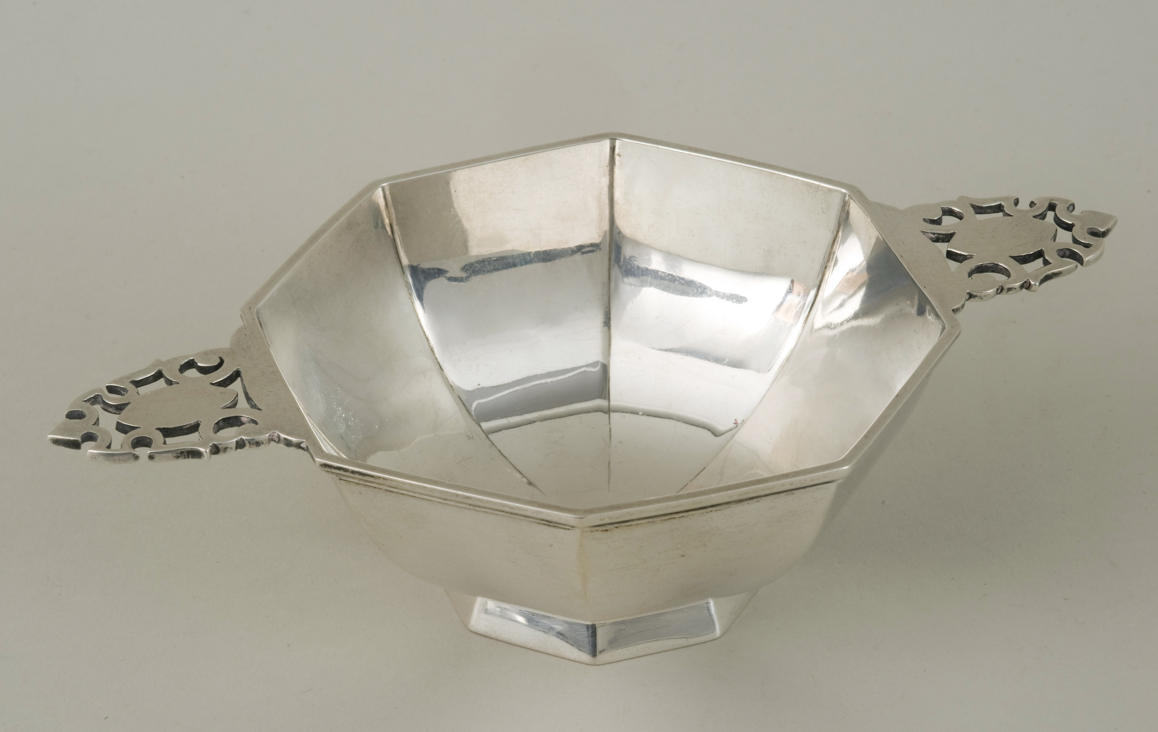 An Edwardian hallmarked silver two handled porringer, Sheffield 1909 by Walker & Hall, of