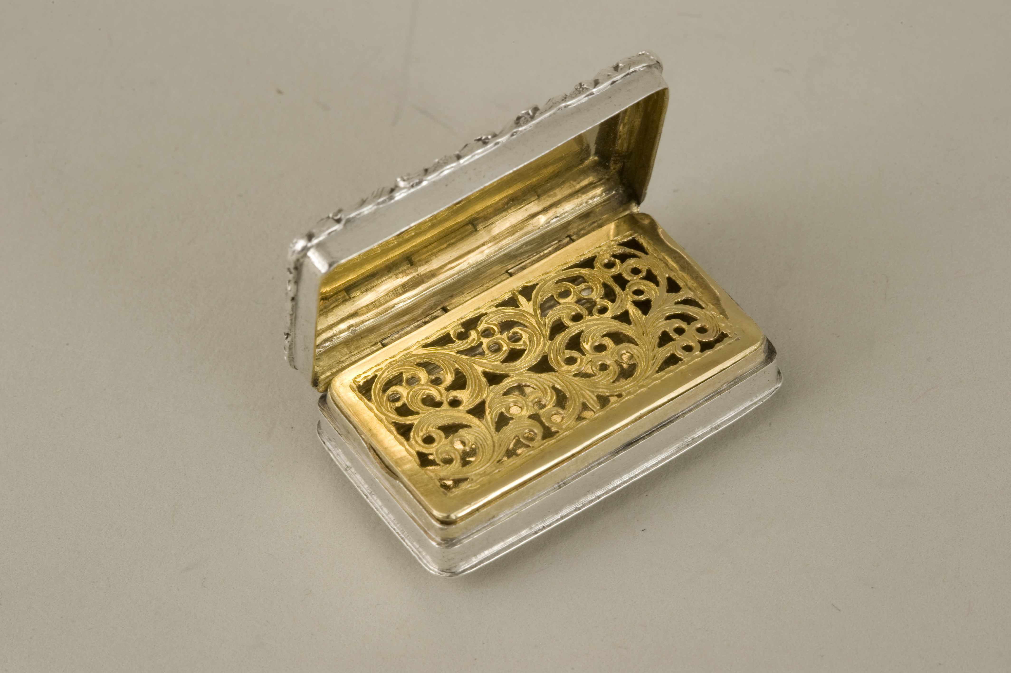 A William IV hallmarked silver vinaigrette, Birmingham 1834 by Lawrence & Co, the brightcut