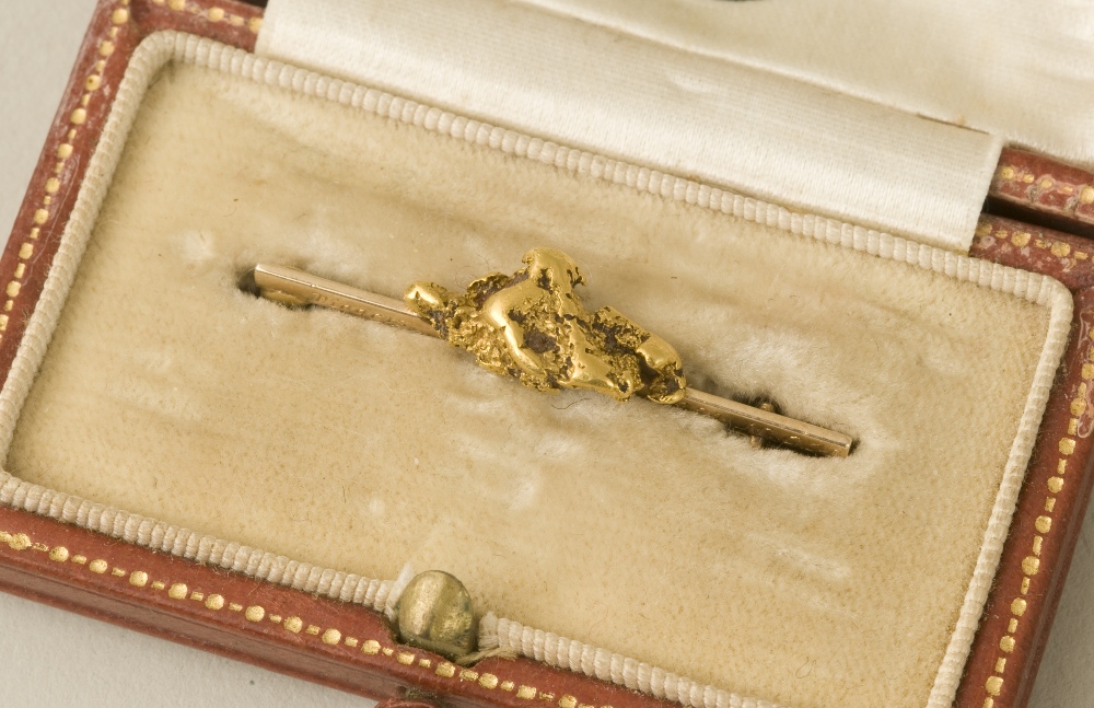 Early 1920s vintage ‘Gold Rush’ bar brooch with gold bullion nugget mounted to a 9ct gold frame