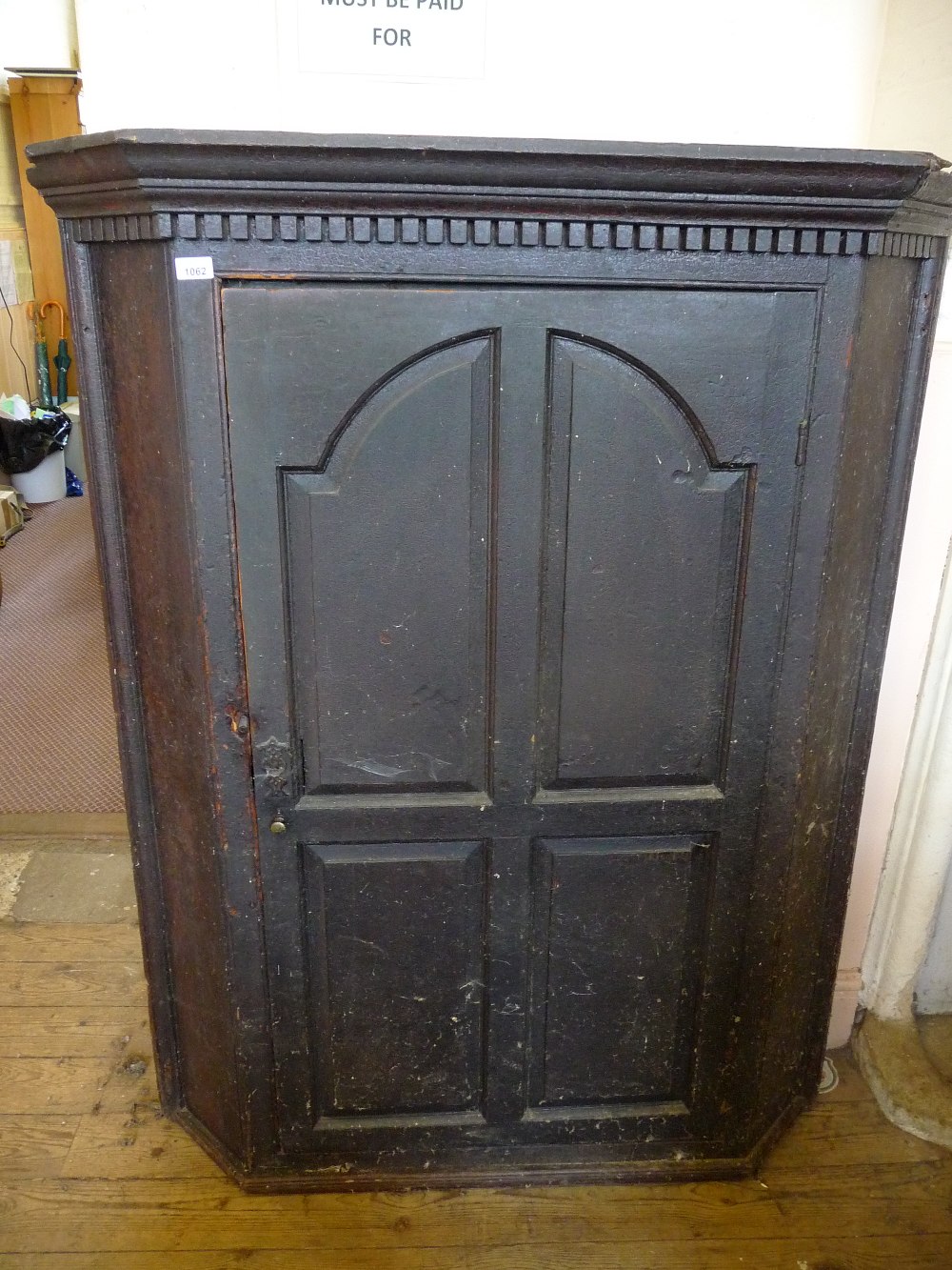 A Georgian floor standing corner cupboard, D. 24", W. 43" and H. 56".