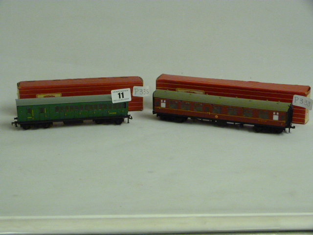 Hornby 4052 Corridor Coach & Hornby Suburban Coach 4026