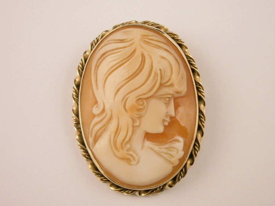 A shell cameo brooch, in 9ct gold frame, 3cm x 4cm