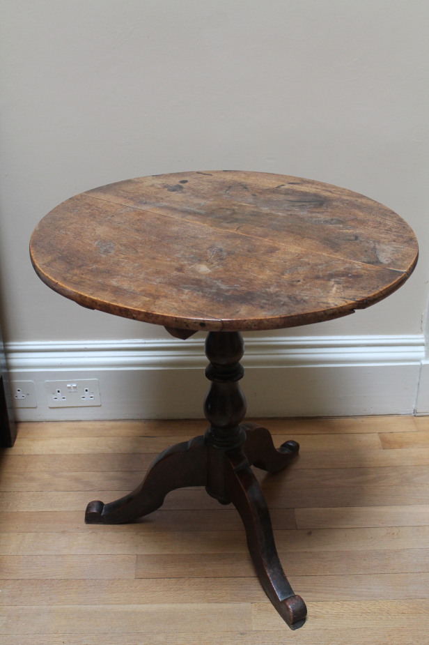 An 18thC mahogany supper table, with circular tilt top, baluster stem and tripod base, 72cm