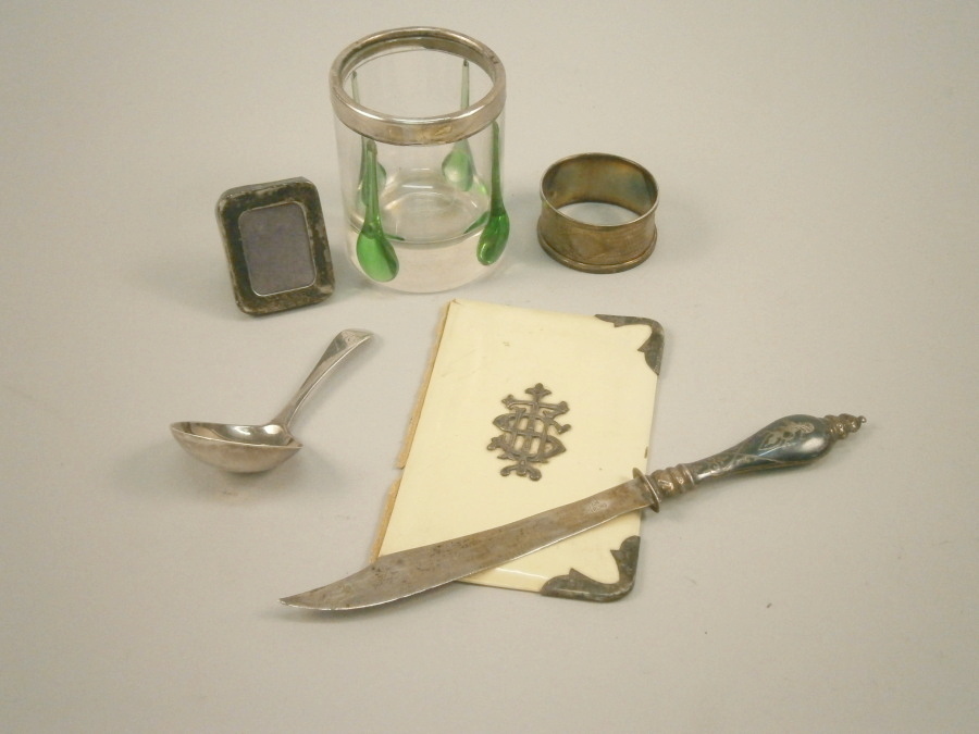 A collection of small silver and white metal items, to include, an Art Nouveau style silver topped