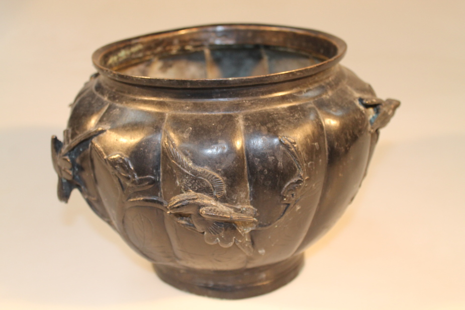 A Meiji period Japanese bronze jardiniere, decorated with birds, 19cm high, 19.5cm diameter.