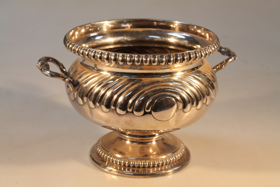 A silver electroplated soup tureen, with gadroon mouldings and beading, 21cm diameter and 18cm
