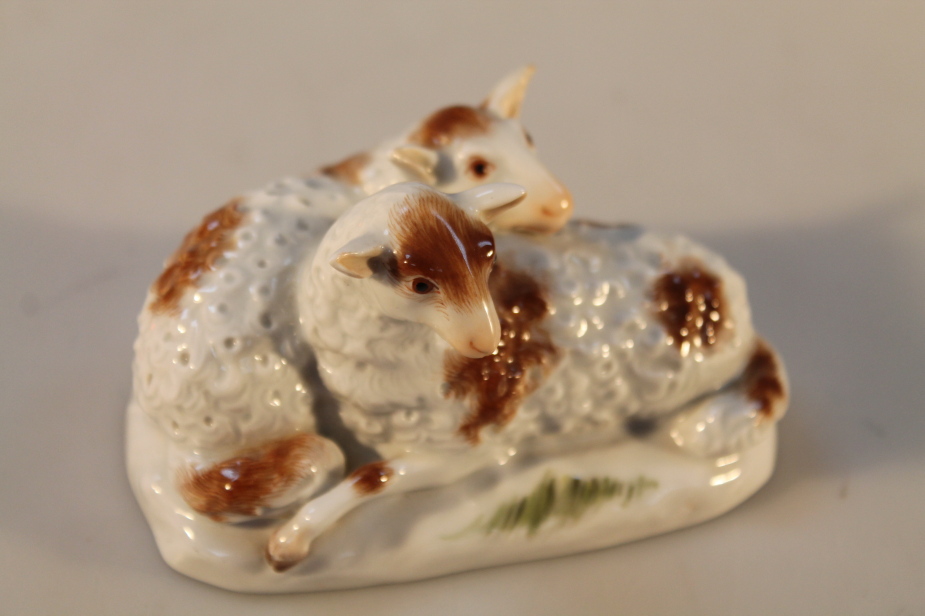 A modern Meissen figure group of two sheep, underglaze mark to base, 6cm high.