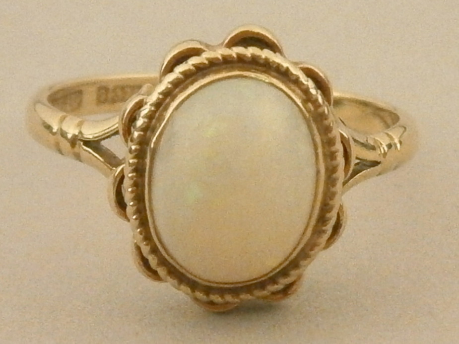 A 9ct opal set dress ring, 2.1g all in.