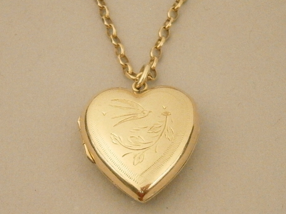 A heart shaped locket and chain stamped 375, 9.3g all in.