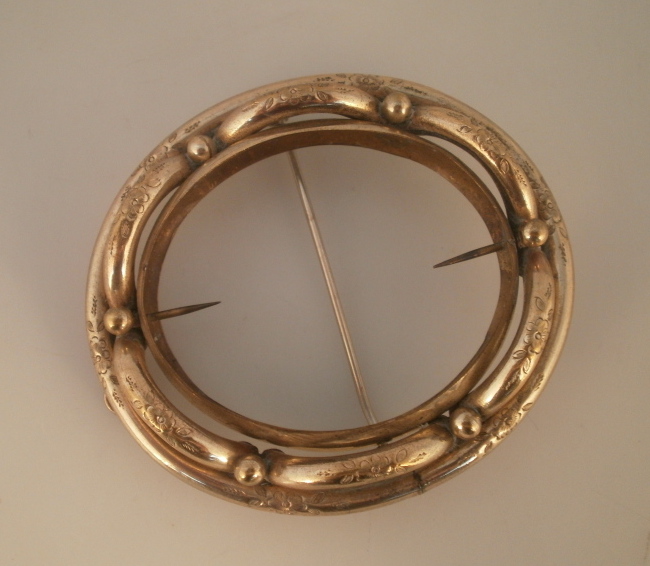 An early 20thC oval brooch mount, (central plaque missing), 7cm long.