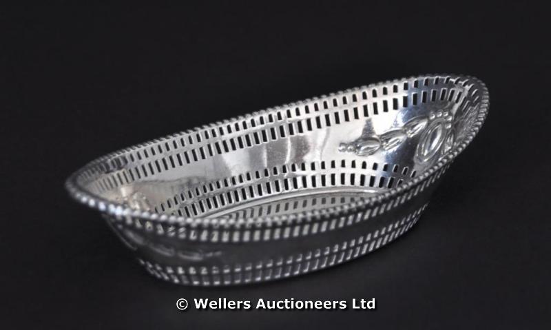 "A silver pierced oval bonbon dish decorated with an oval cartouche and swags, Sheffield 1902,