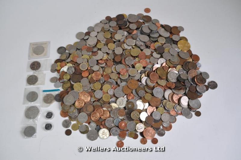 "A quantity of modern world coinage and currency, 20th-21stC, varied state "