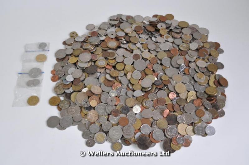 "A quantity of modern world coinage and currency, 20th-21stC, varied state "
